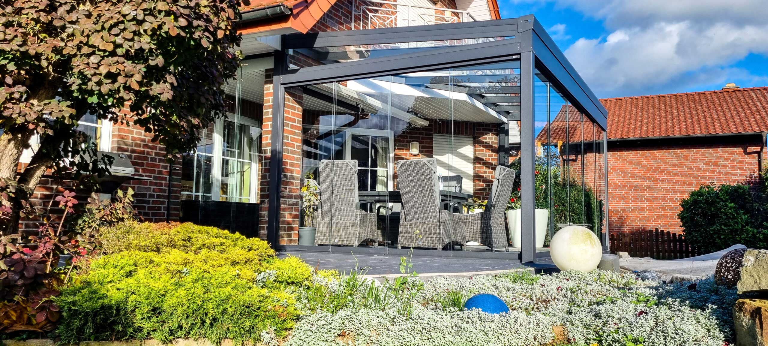 Garden-room-with-wall