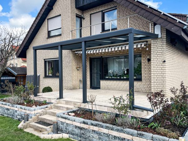 Wall-mounted gazebo with glass cover