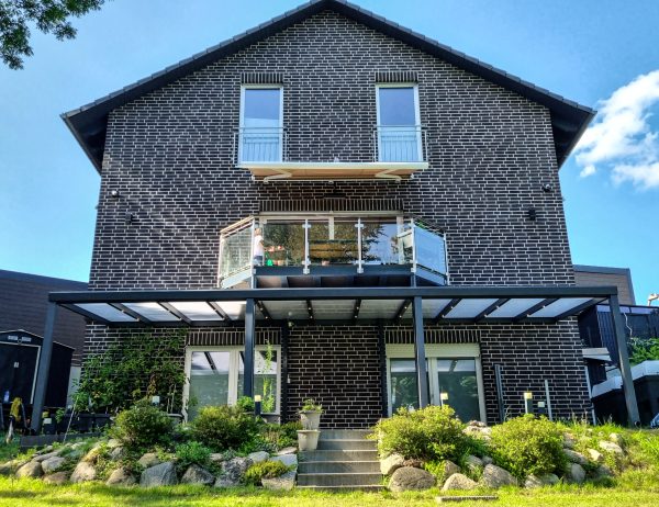 Wall-mounted patio with polycarbonate cover - Image 7