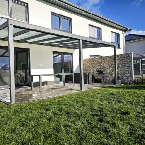 Wall-mounted patio with polycarbonate