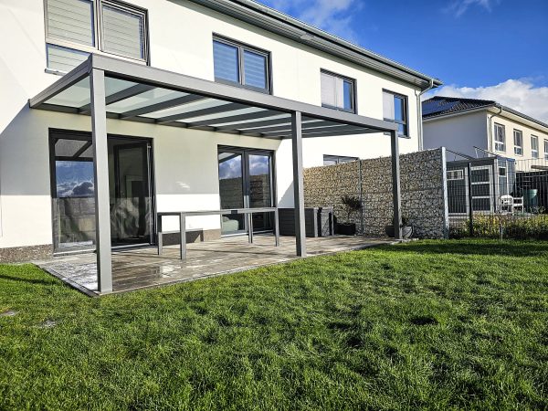 Wall-mounted patio with polycarbonate