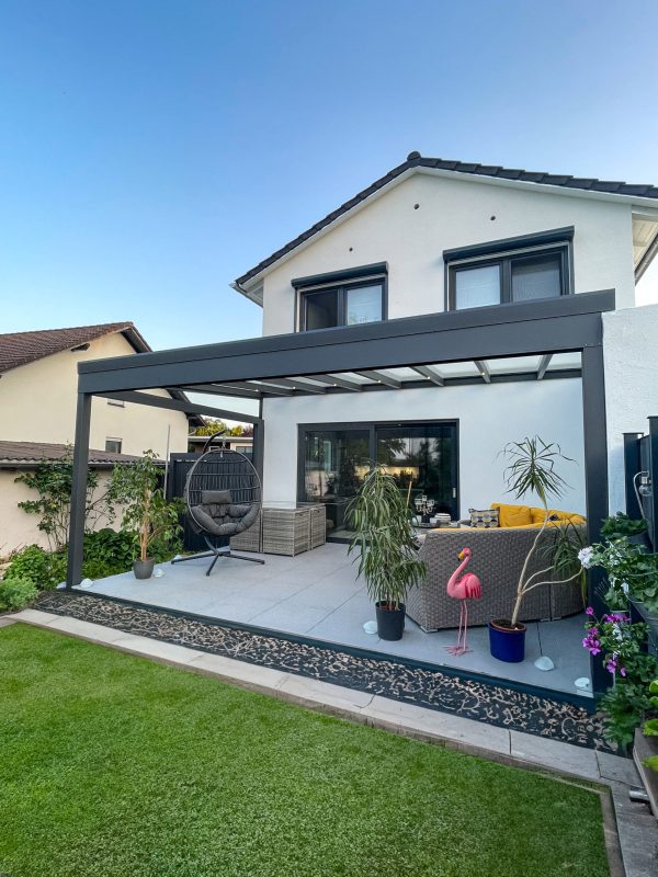 Wall-mounted patio with polycarbonate cover