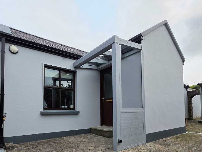 Wall-mounted smoking canopy with side wall in Galway