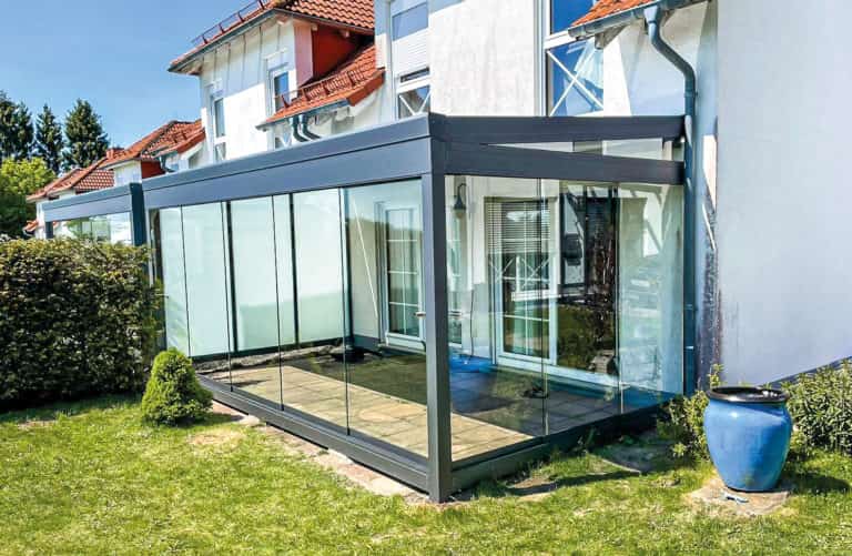 Wall-mounted glass garden room with side panel