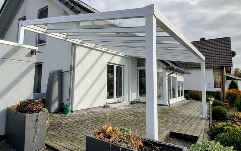 Pergola with white supports and glass roof