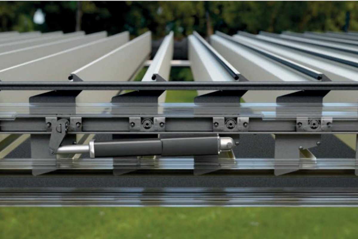 Hidden motorisation detail for bioclimatic pergola