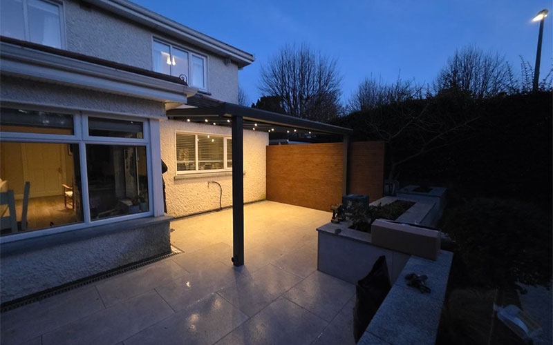 Aluminium pergola with a polycarbonate roof and integrated lighting