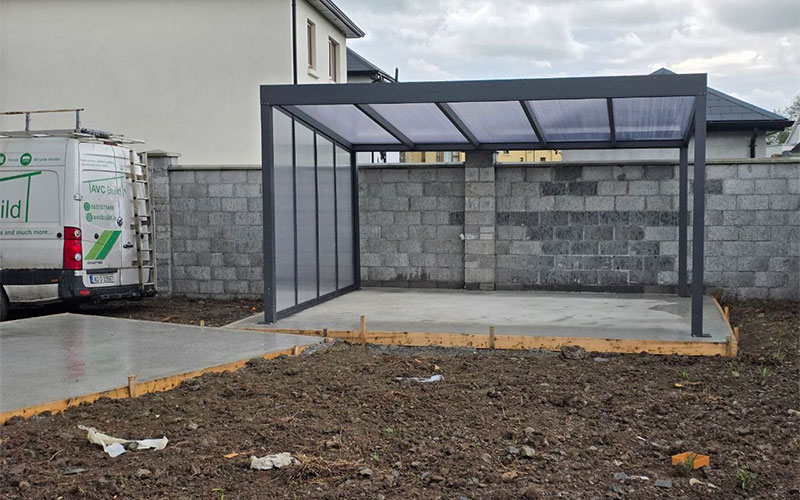 Aluminium pergola with a polycarbonate roof and polycarbonate walls