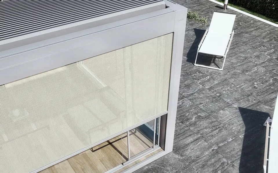 Diesis R detail with integrated ZIP screen and retractable louvre stack