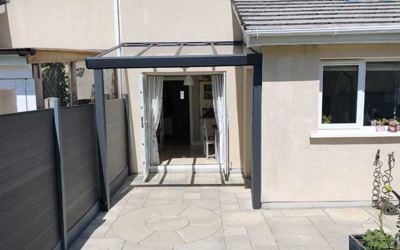 Wall-mounted aluminium pergola with side panels