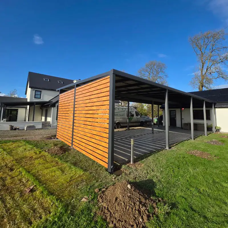 Made-to-measure aluminium canopy with a slatted privacy side wall