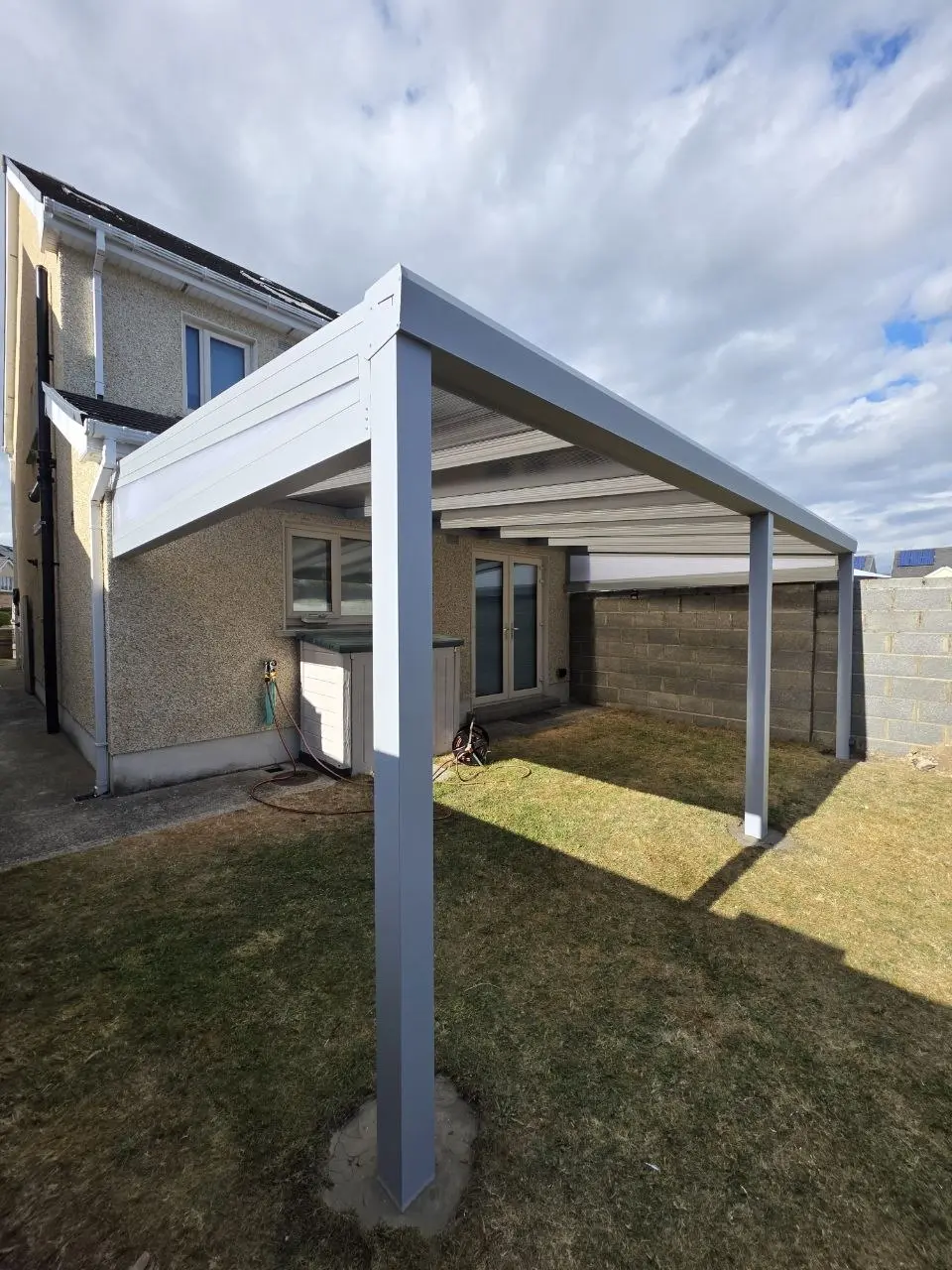 Front corner of the completed three-post aluminium pergola