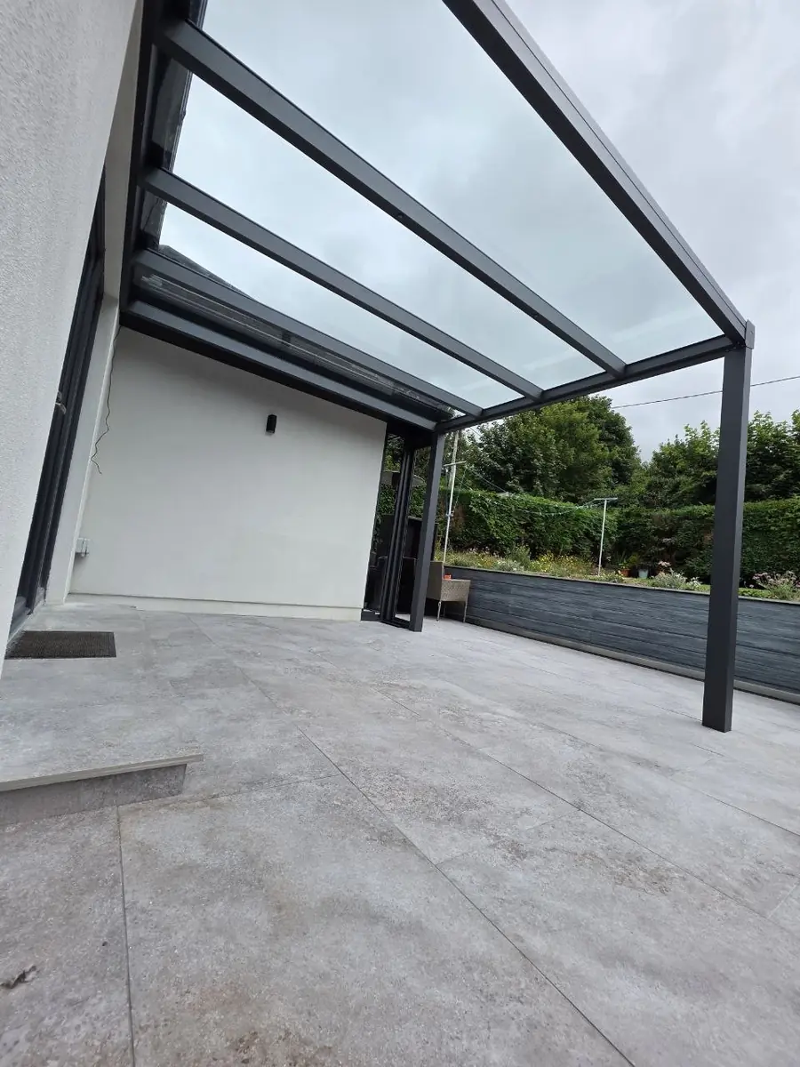 Clear laminated safety glass roof supported by anthracite aluminium profiles