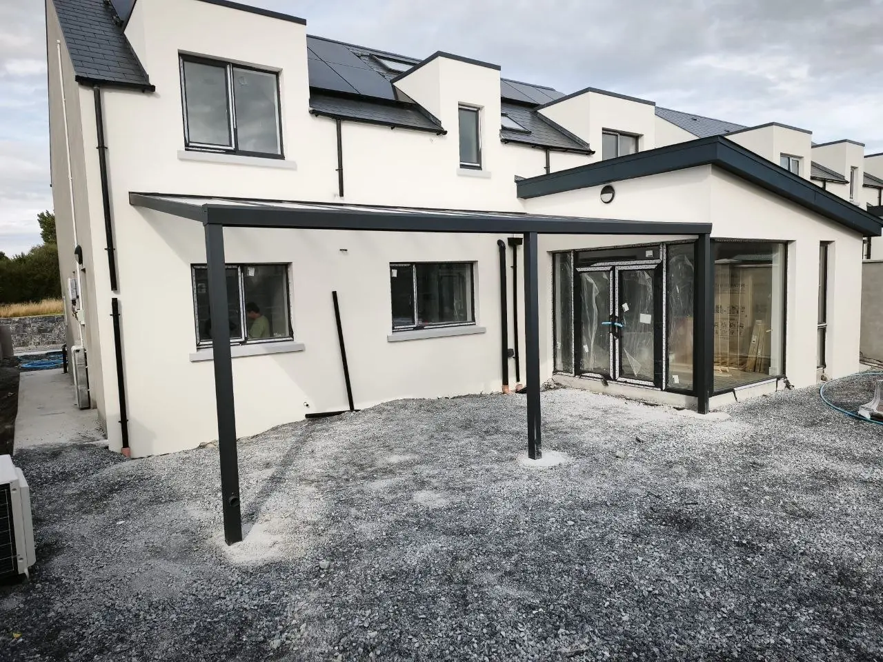 Made-to-measure pergola frame attached to two sections of the rear elevation