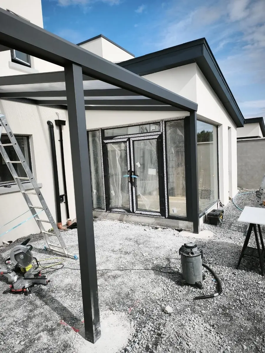 Anthracite aluminium pergola connection beside the rear entrance