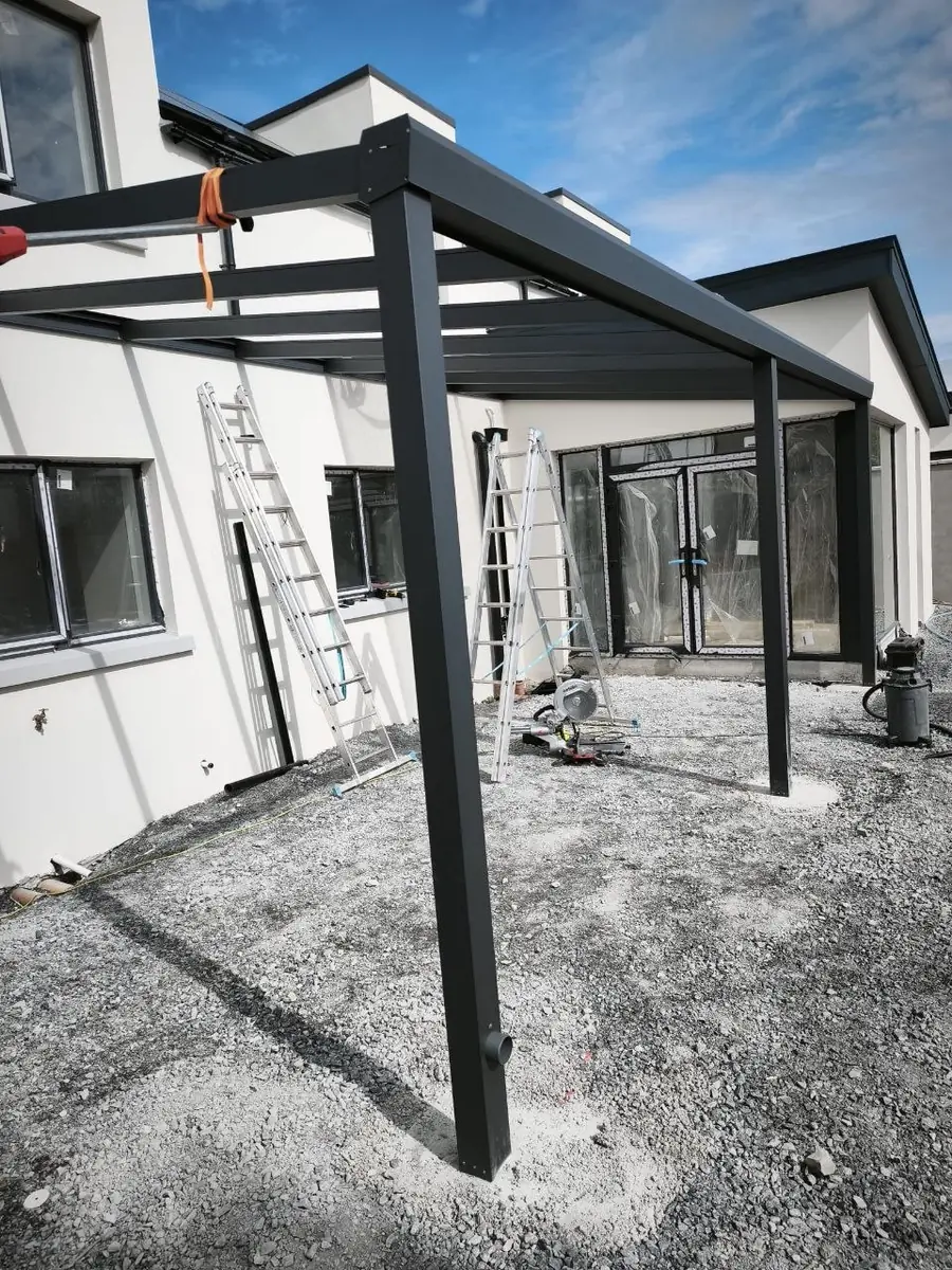 Roof frame and concealed drainage post during the pergola installation