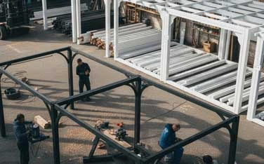 Made-to-measure aluminium canopy construction