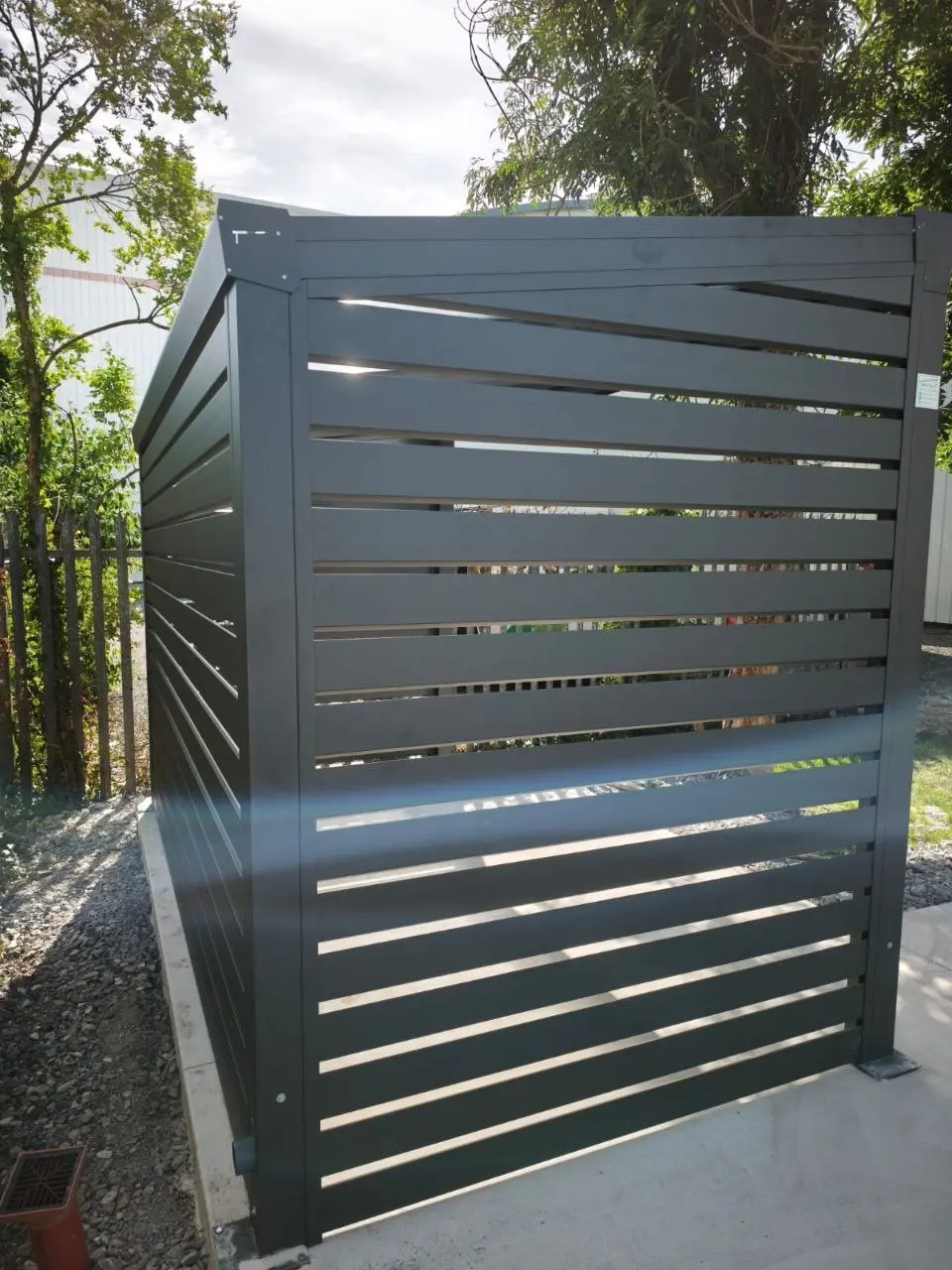 Horizontal aluminium rear wall of the Würth smoking shelter in Limerick