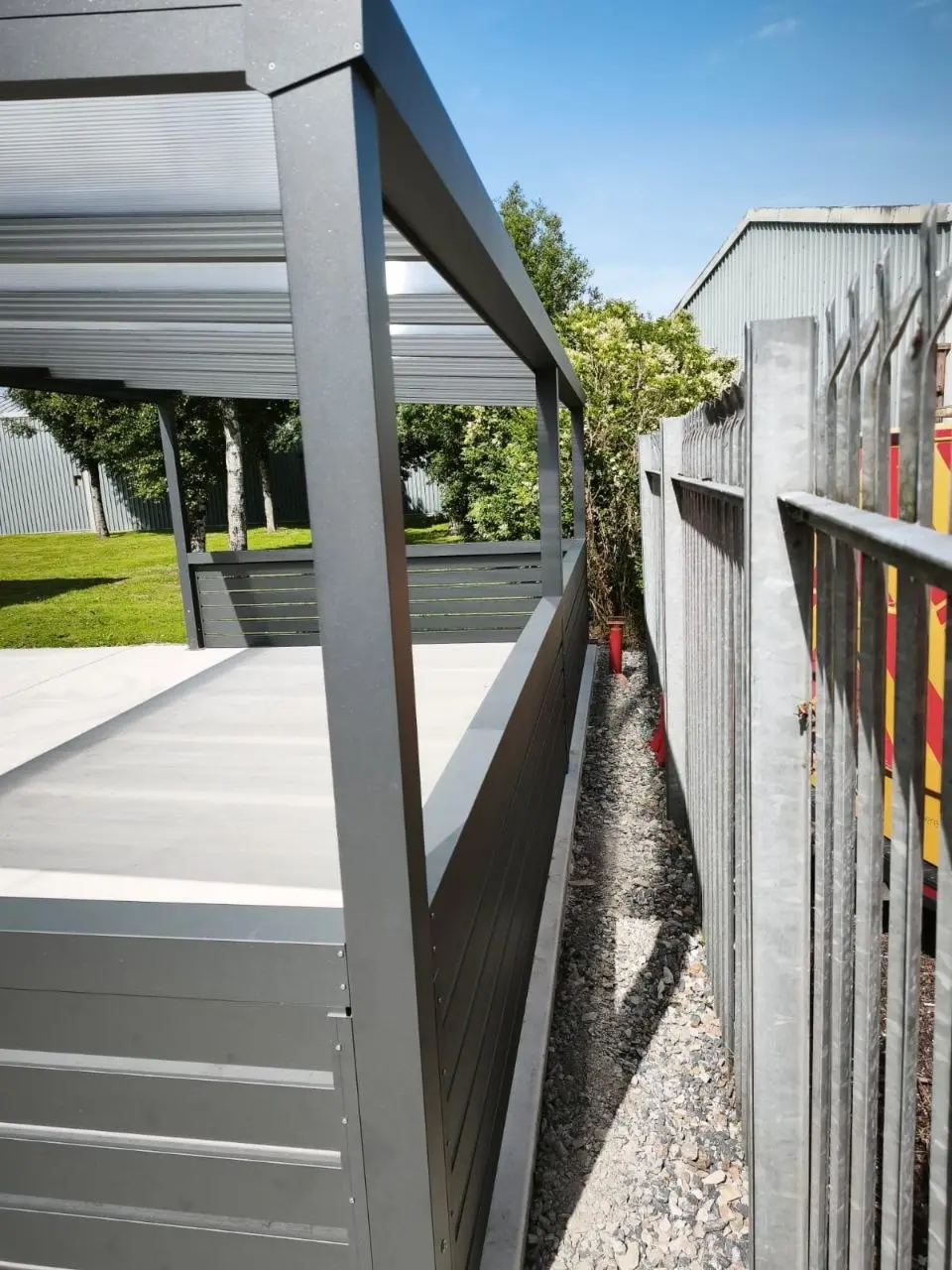 Horizontal aluminium side wall detail on the Würth staff shelter