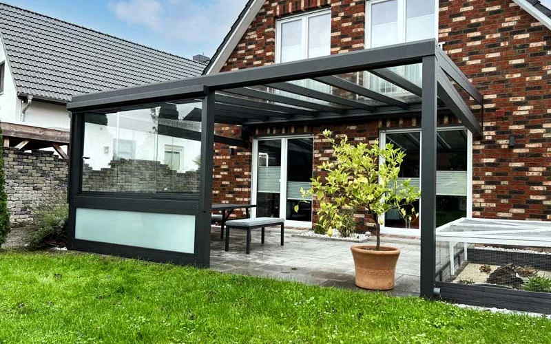 Wall-mounted aluminium canopy with side wall for customer review