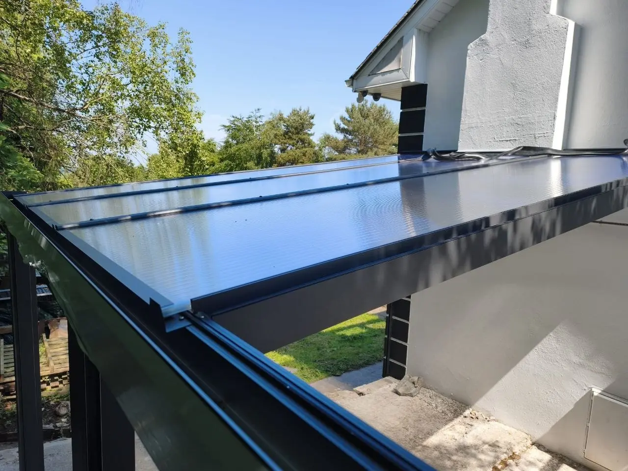Exterior view of the multiwall polycarbonate roof and wall connection in Kilbride