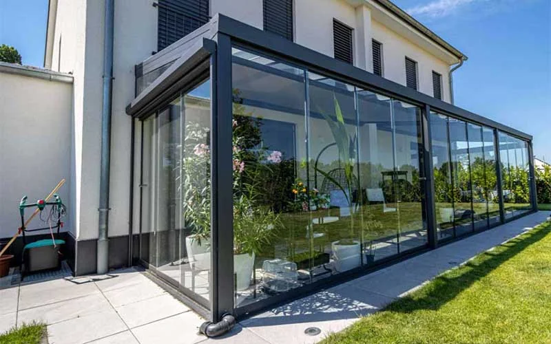 Enclosed aluminium outdoor structure with glazing