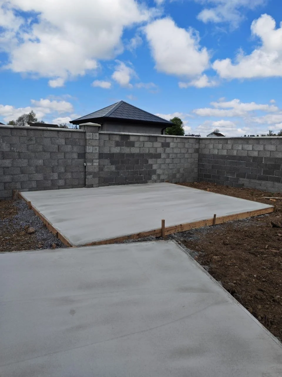 Outdoor area in Roscommon before installation of the freestanding aluminium pergola