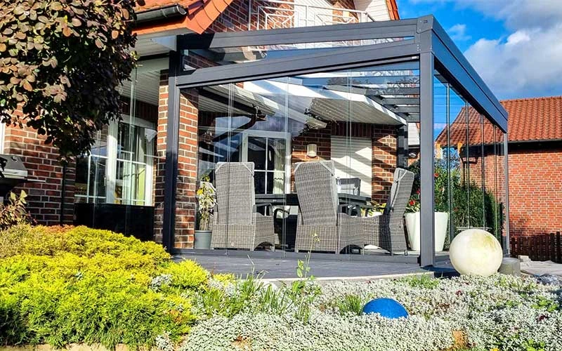 Aluminium outdoor structure with fixed side wall