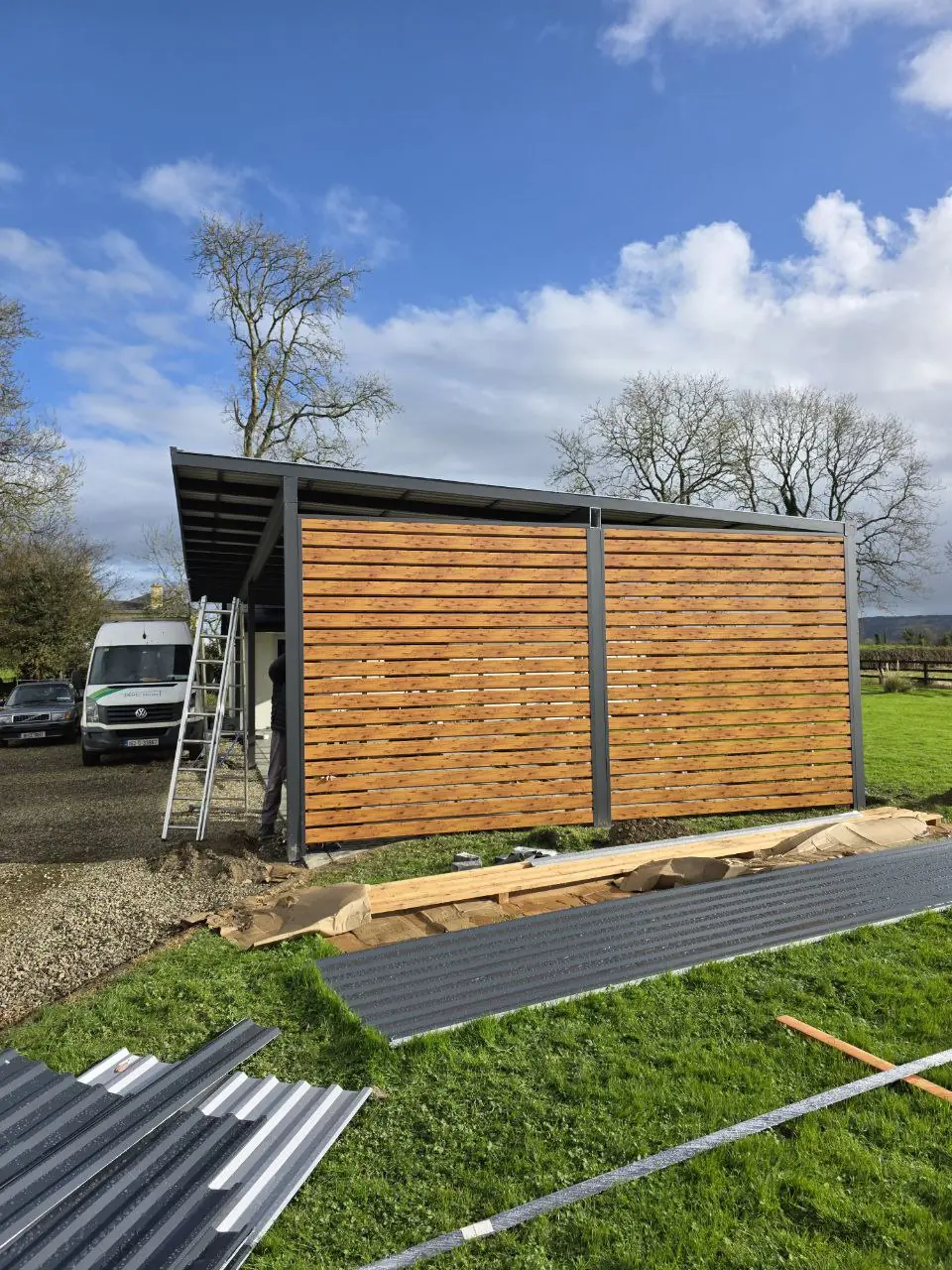 Wood-effect Diamond-shaped side wall being installed on the aluminium carport
