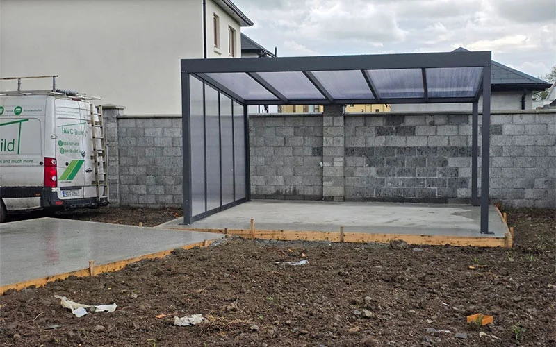 Aluminium pergola with a polycarbonate roof and polycarbonate walls