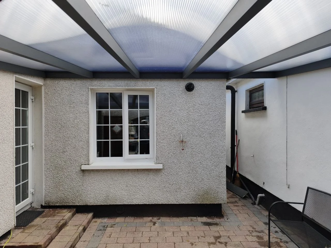 Wide interior view of the courtyard fully covered by the fixed polycarbonate roof