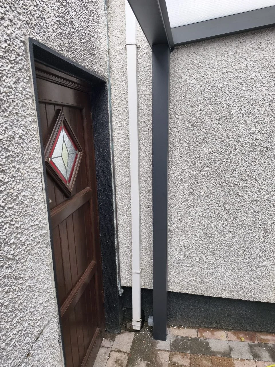 Aluminium support post positioned close to the existing courtyard wall in Dublin