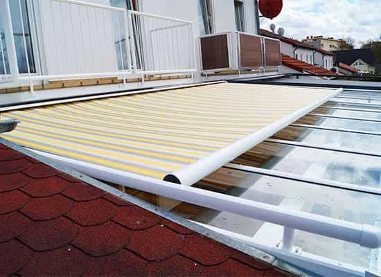 Trend 350 over-roof awning installation above a transparent roof