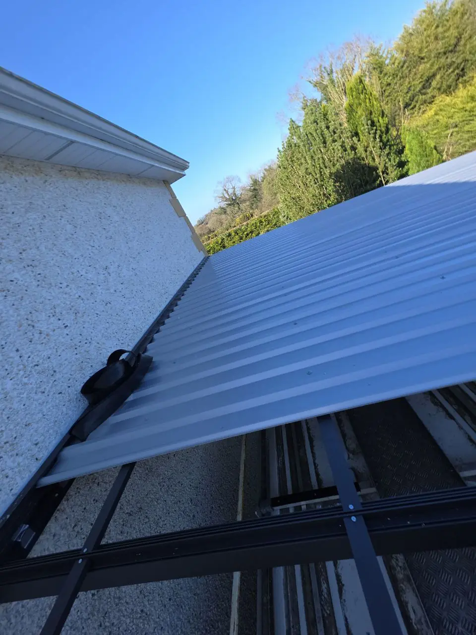 Trapezoidal sheet roof installation detail on the aluminium carport