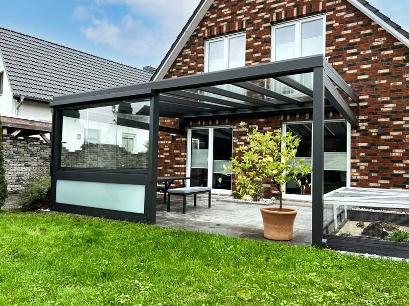 Wall-mounted garden room with frosted glass side wall