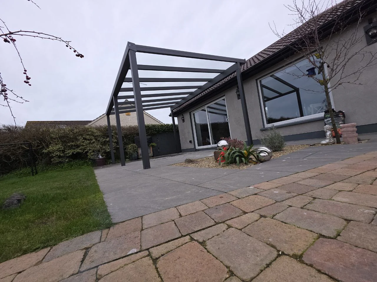 Angled view of the completed anthracite freestanding glass pergola in Dublin