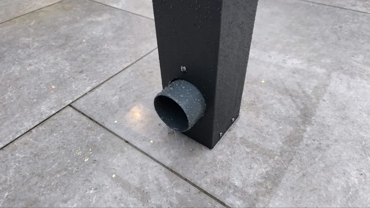 Rainwater outlet integrated into the front aluminium pergola post