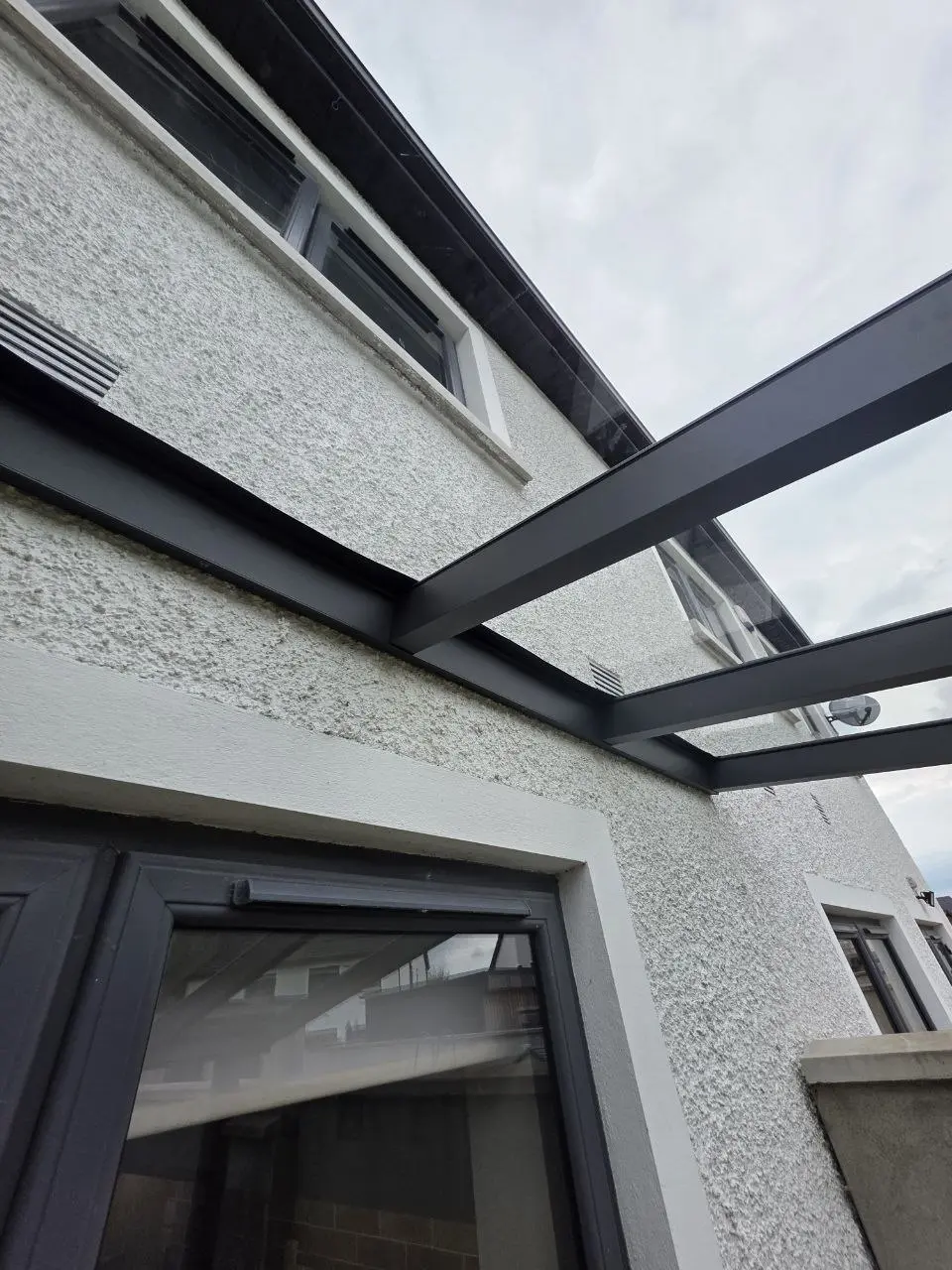Weatherproof connection between the pergola frame and the rear wall of the home