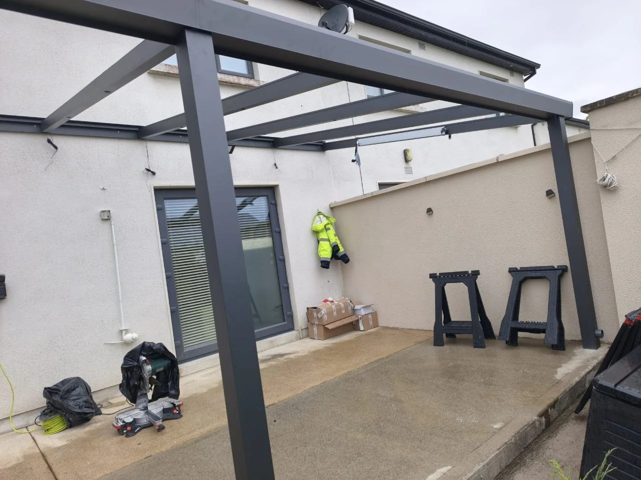 Anthracite aluminium frame during installation of the long Rathdrum patio pergola