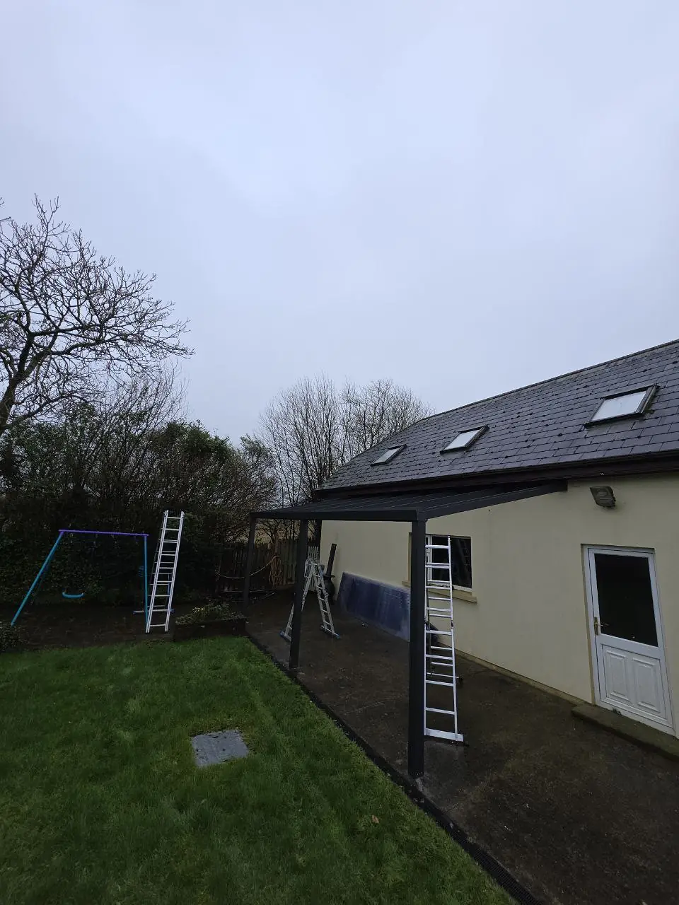 Wide view of the aluminium pergola frame during installation