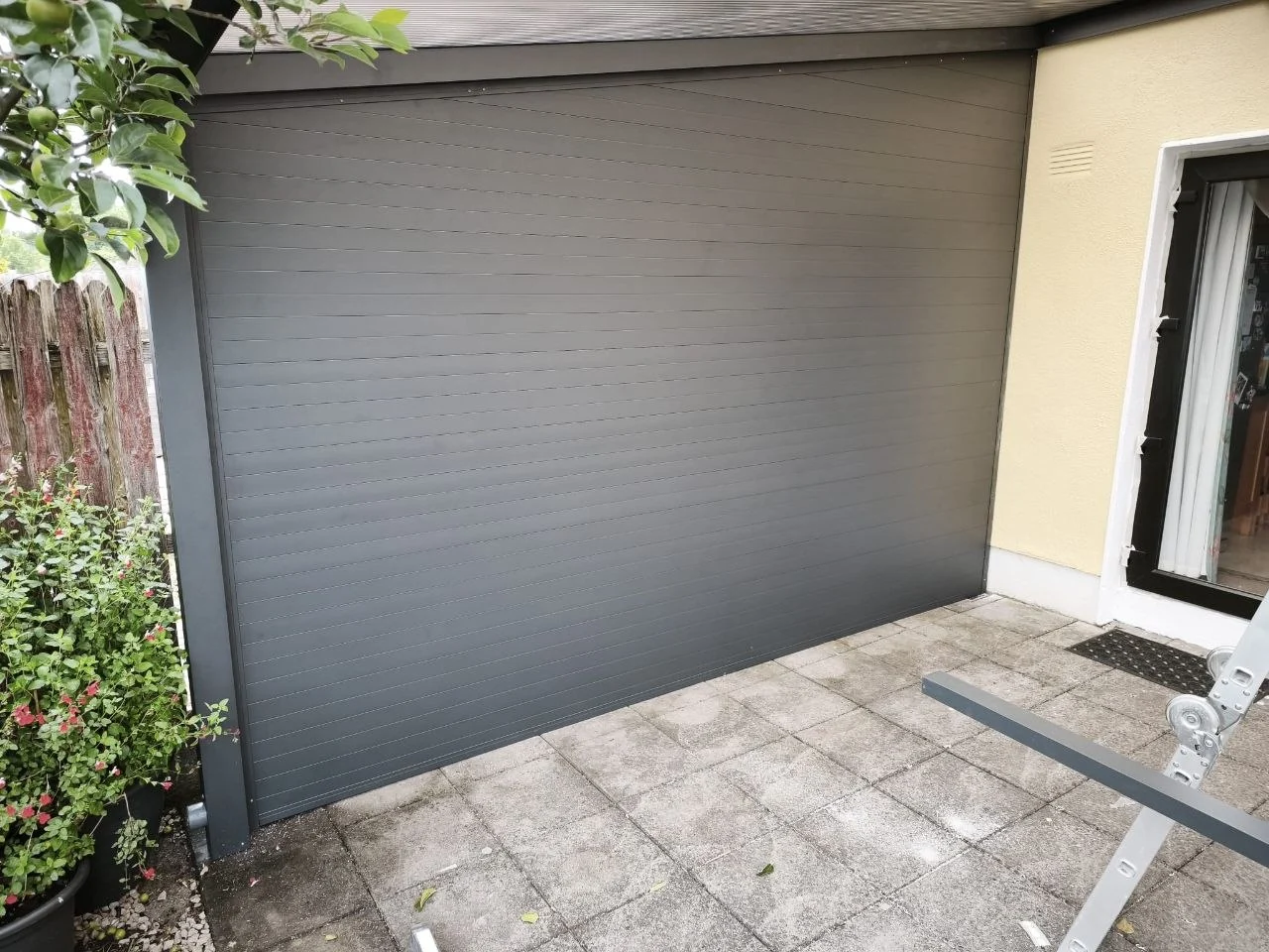 Black tongue-and-groove aluminium side wall on the Ennis polycarbonate pergola