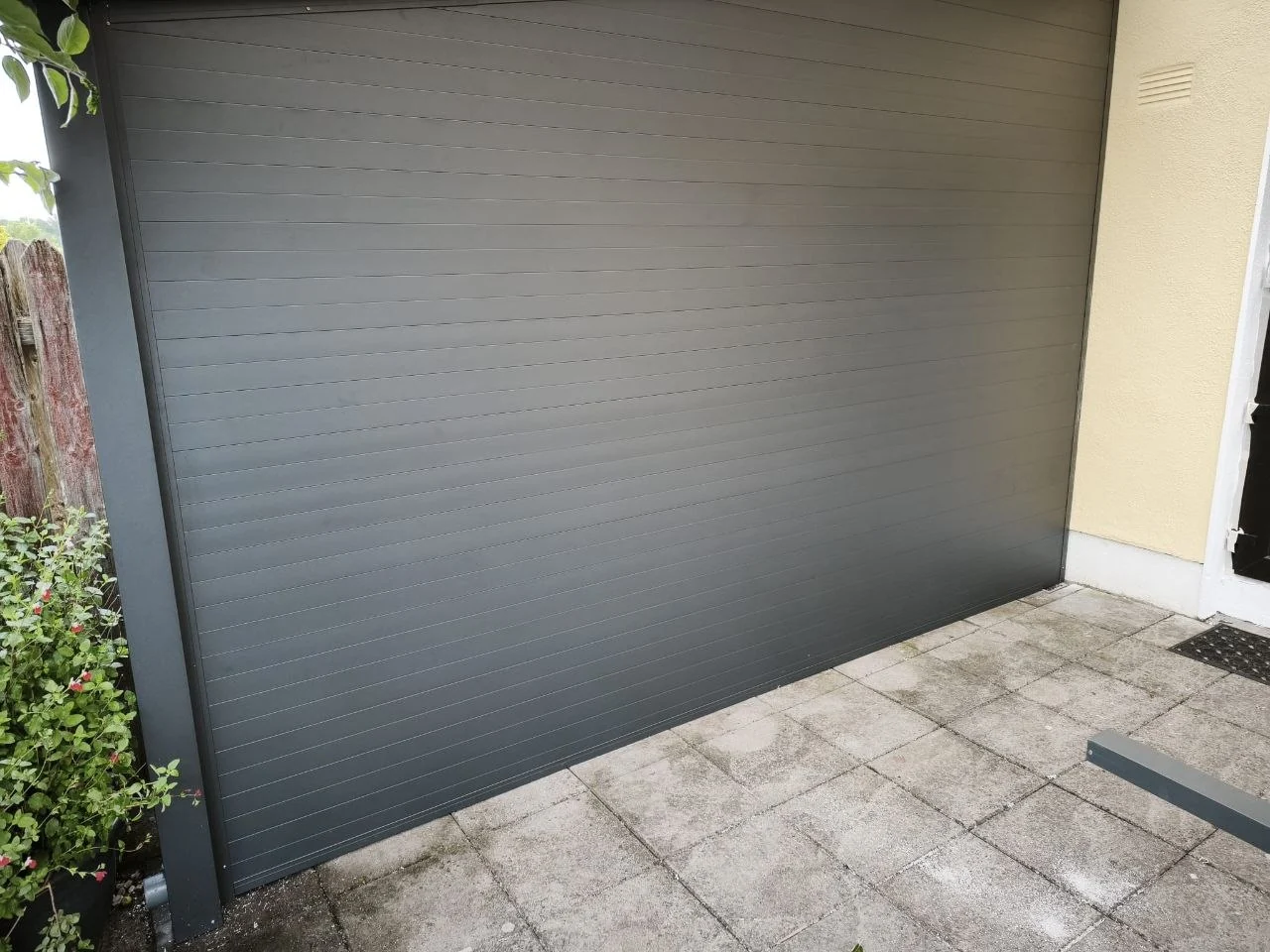 Completed wall-mounted polycarbonate pergola with black aluminium side wall in Ennis, County Clare