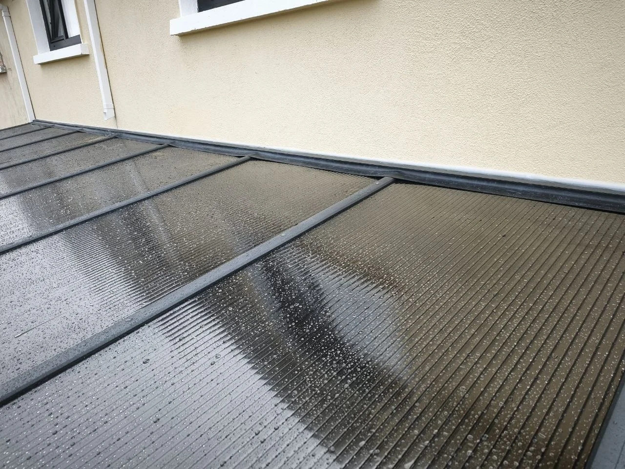 Top view of the fixed polycarbonate roof on the wall-mounted pergola in Ennis