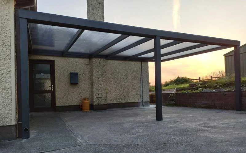 Wall-mounted aluminium pergola with polycarbonate roof