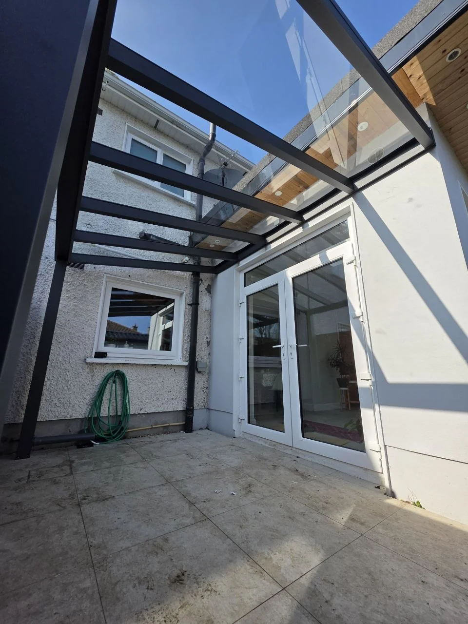 Fixed glass roof detail on the anthracite aluminium patio canopy in Dublin
