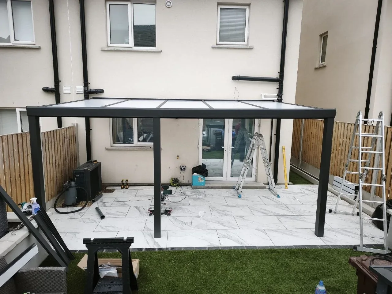Wide view of the completed polycarbonate pergola with aluminium side wall at a Cork home